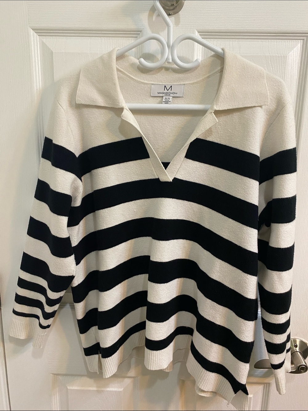 Magaschoni Woman Black and White Collar V Neck Sweater Size 1X Clean Beauty Fall